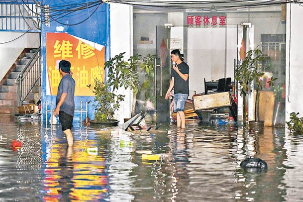 三亞市吉陽區下抱坡村有商舖被淹。（中新社圖片）