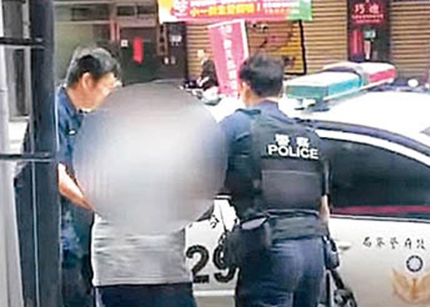 張男（中）殺害房東後向警方投案。