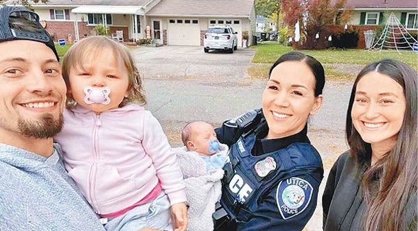 德繆因克（右二）手抱新生嬰兒，與韋爾茨（右一）及其未婚夫（左一）合照。