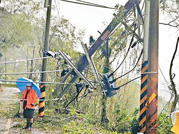 台電人員搶修復電。