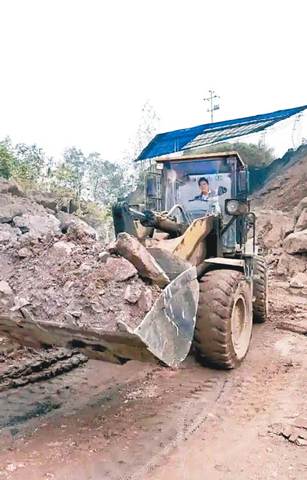 邱玲曾是一名剷車司機。