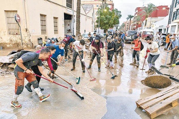 民眾合力清走泥巴。（Getty Images圖片）