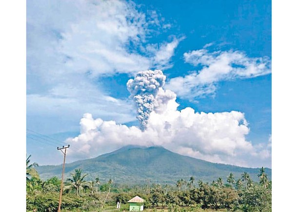 印尼火山爆發10死  波及7村急疏散