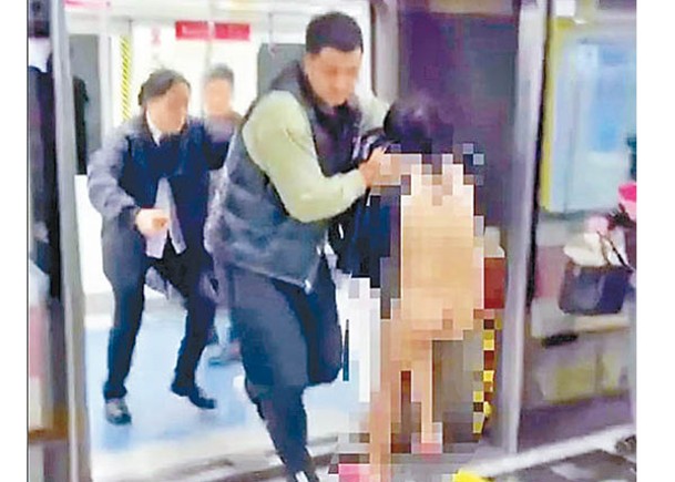 地鐵內男子抬出裸女惹關注