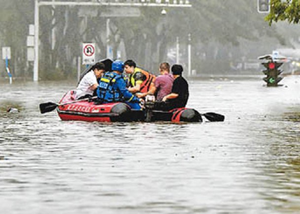 暴雨淹路騎車墮河  父死女獲救