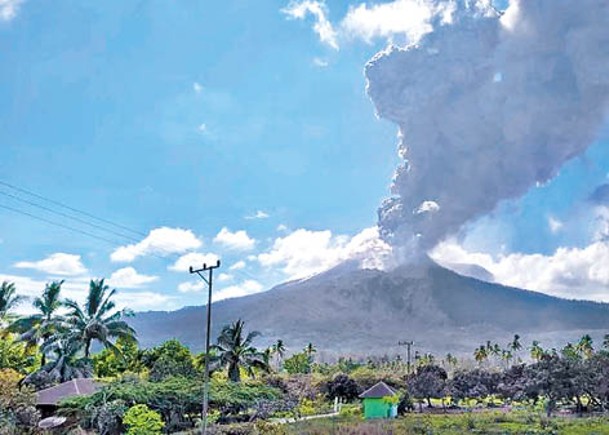 印尼火山8度噴發  灰柱達8000米