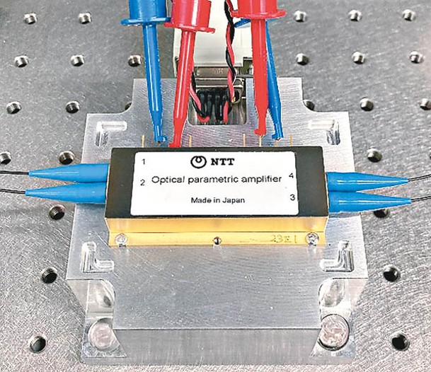 新型光量子電腦的光學參量放大器。