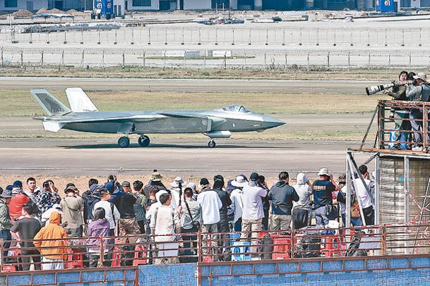 隱形戰機殲20降落在珠海國際航展中心。