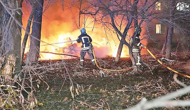 俄烏戰事持續，俄軍向烏克蘭蘇梅發動大規模空襲，消防進行救援。