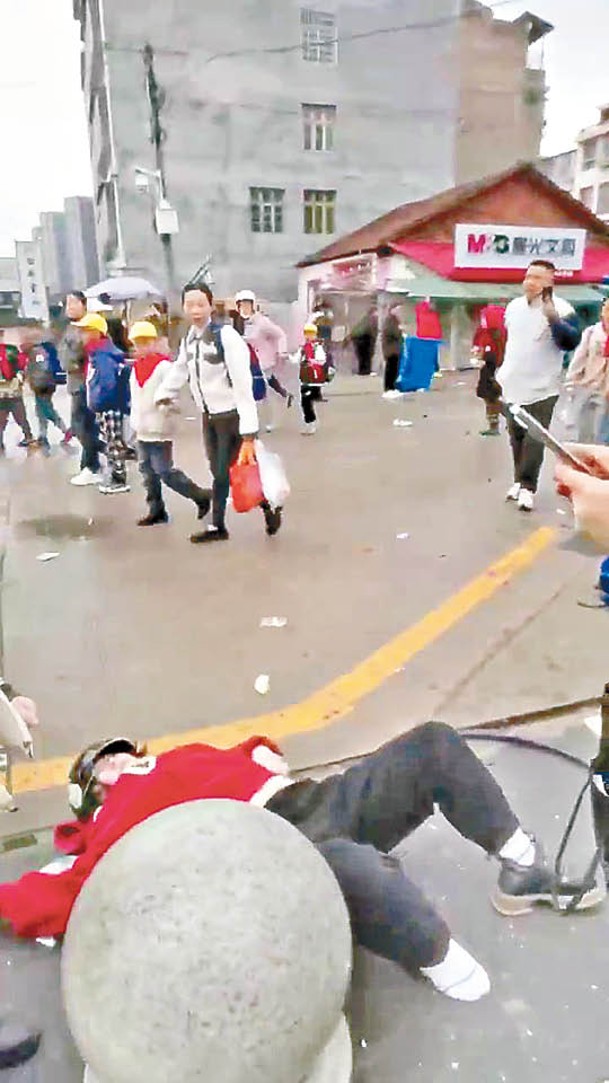 小學門前發生一宗汽車撞人事件。