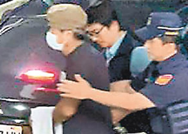 男乘客（左）被警方逮捕。