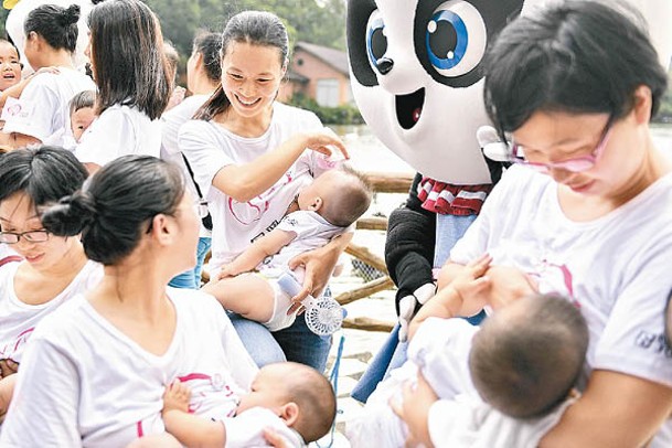 山西修例向家長發放育兒補助。（中新社圖片）