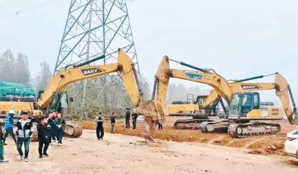 正在興建的西安東站近日有人舉報工地遭私自採沙，發生報案人被警告。