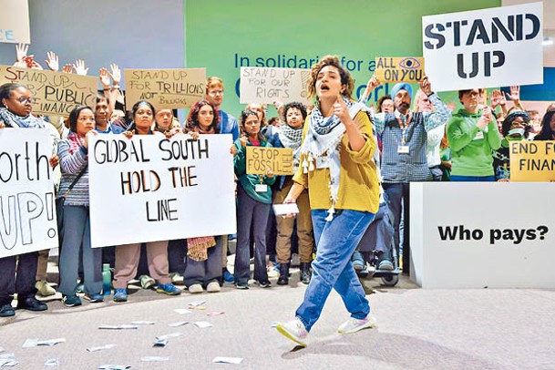 關注團體在場外抗議給發展中國家應對氣候暖化的金額不足。（Getty Images圖片）