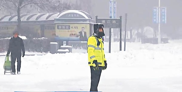 黑河市厚厚積雪覆蓋路面。