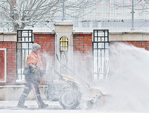 吉林：長春工人清掃路上的積雪。