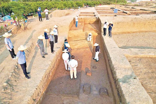 考古發掘隊在遺址考察。