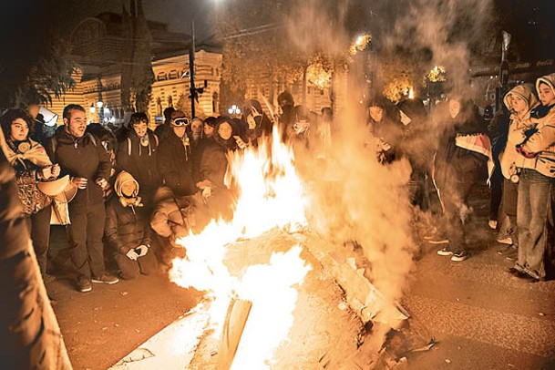 示威者向警員投擲煙花。（Getty Images圖片）