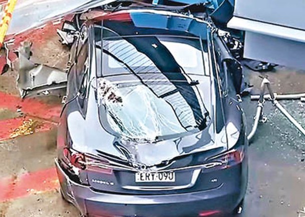 Tesla悉尼撞3車  再衝破圍欄墮樓