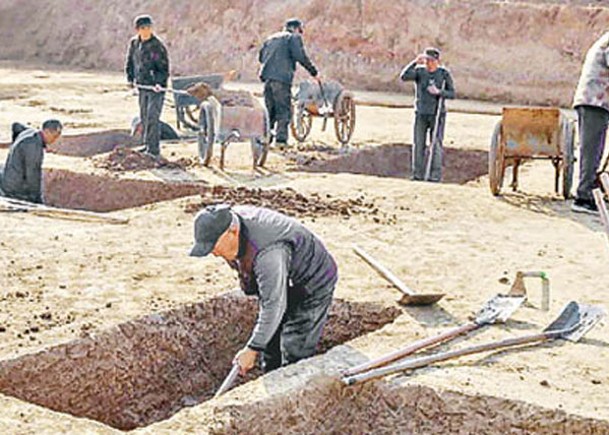 河南：考古隊在凌雲山路墓群展開考古發掘工作。多座春秋早期秦貴族墓出土銅五鼎等文物。