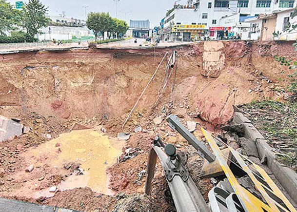 鐵路地盤深夜坍塌  深圳13工人失聯