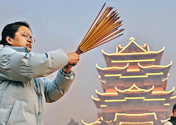 不少人在春節期間會祭祀天地和祖先。（Getty Images圖片）