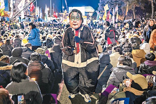 市民以戴上手銬的尹錫悅造型上街示威。