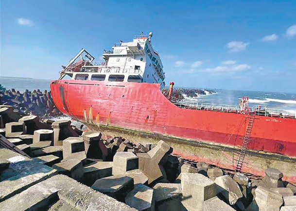 巴拿馬籍油輪擱淺台中港  陸船員失蹤