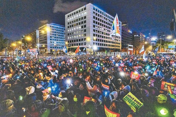 民眾舉行要求尹錫悅下台的示威。（Getty Images圖片）