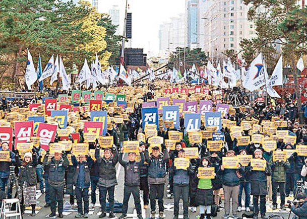 南韓鐵道工人示威。