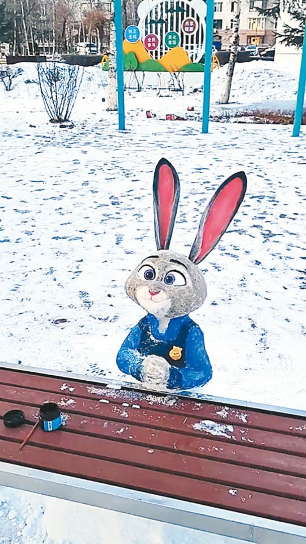 迪士尼動畫《優獸大都會》主角兔子警察栩栩如生出現在雪地上。