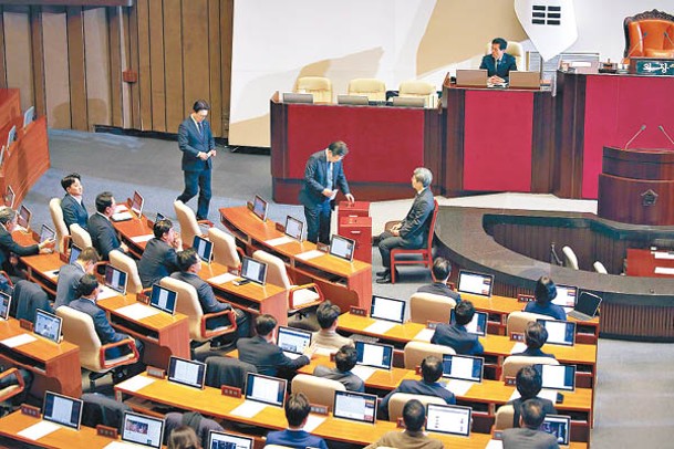 南韓國會議員陸續投票表決總統彈劾案。