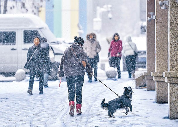 冷空氣來襲，新疆多地迎來新一輪降雪天氣。（中新社圖片）