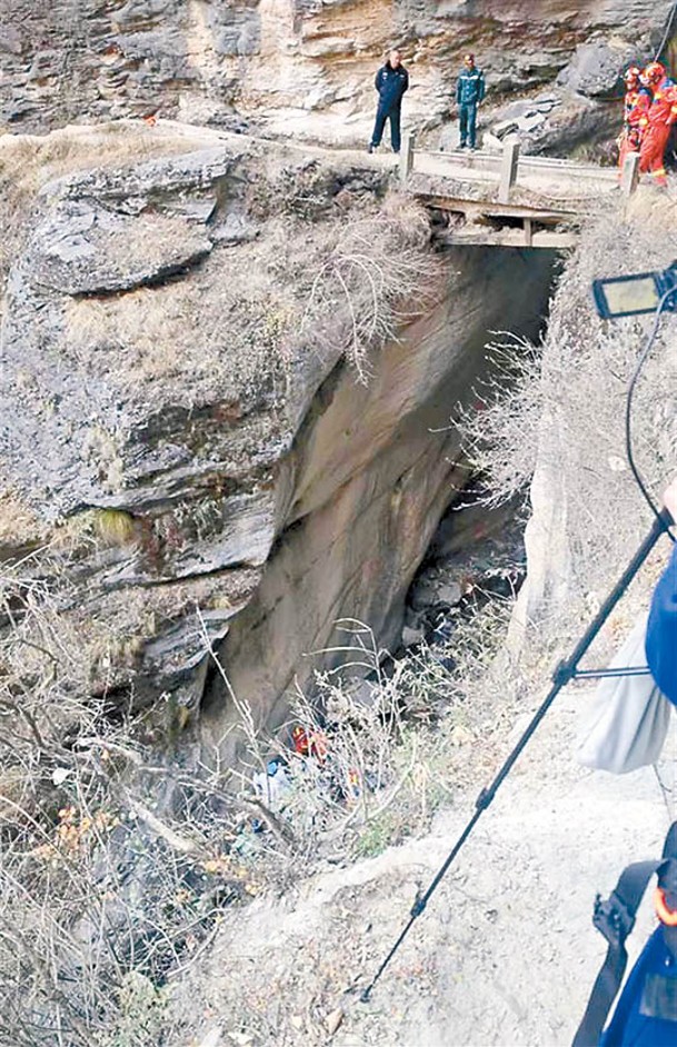 遊客失足墮虎跳峽山澗。