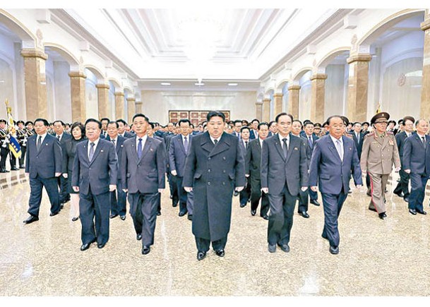 追悼父  金正恩赴太陽宮參拜