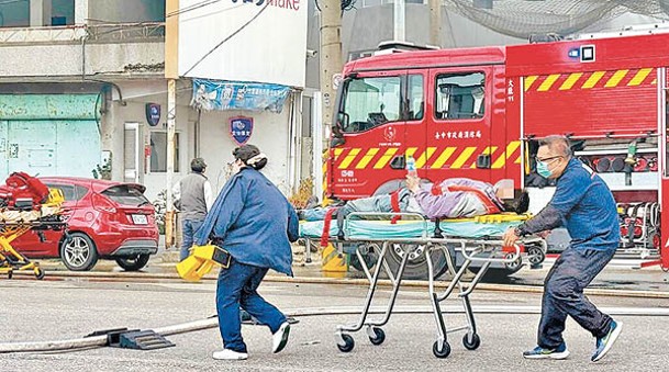 傷者送院救治。（中時電子報圖片）