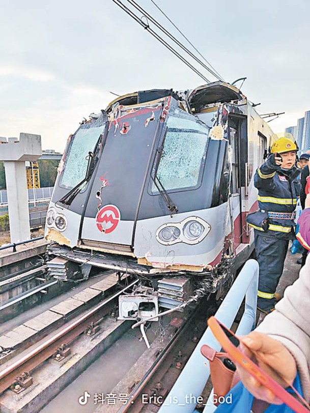 列車車頭損毀嚴重。