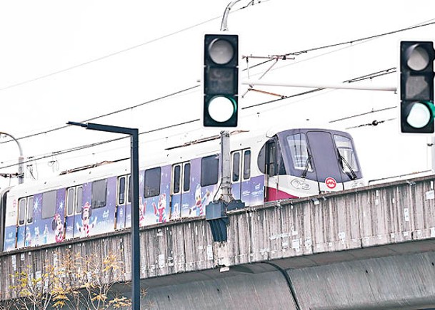 吊臂撞爆車身  上海地鐵復營運