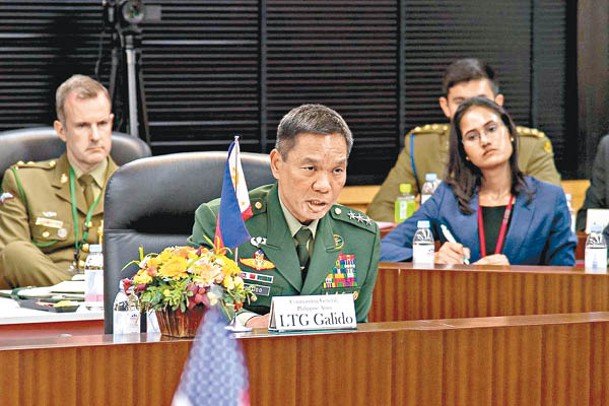 菲律賓陸軍司令加利多（前中）指堤豐系統將能使陸軍的向外投射力量達到最高200海里。