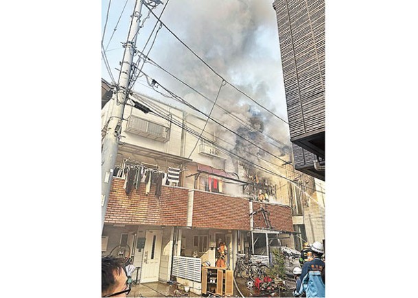 東京大田區一幢住宅發生大火，消防派員灌救。