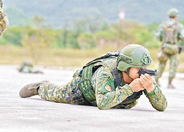 手槍擊錘抵近眼睛  台軍臥射訓練惹批評