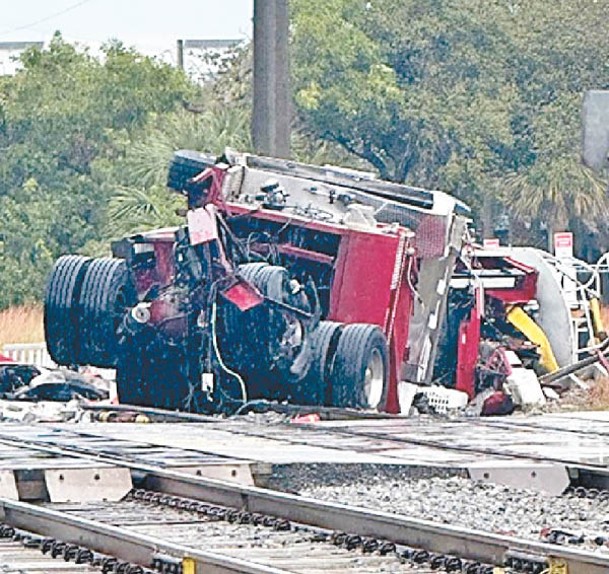 消防車遭迎面而來的列車撞擊。