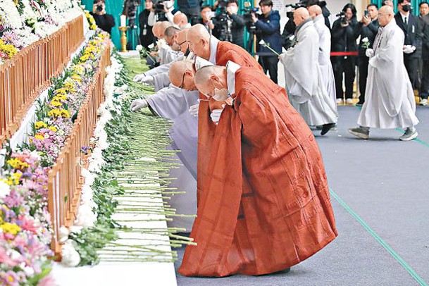 民眾出席為遇難者舉辦的悼念儀式。（Getty Images圖片）