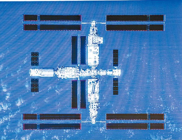 中國空間站由天和核心艙、問天實驗艙、夢天實驗艙組成，呈「T」字基本構型組合體。（中新社圖片）