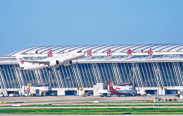 客機降落上海浦東國際機場（圖）。（中新社圖片）