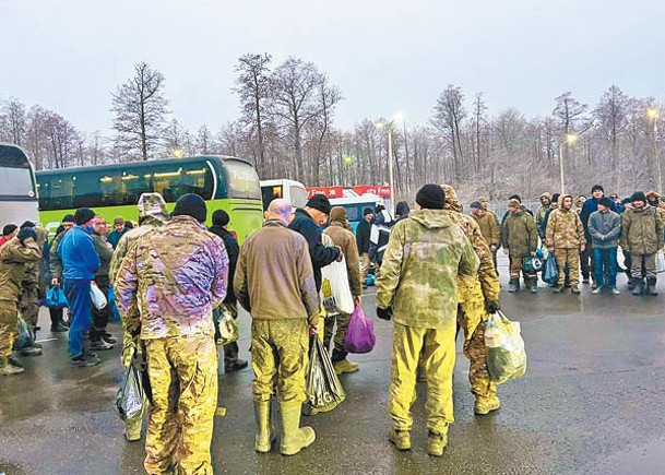 與俄互換戰俘  烏迎189人回國