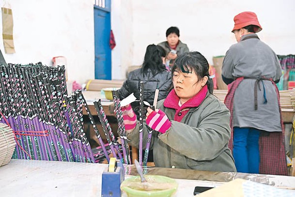 工人在包裝彩珠筒花炮。（中新社圖片）