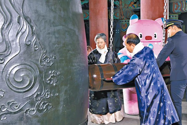 市民代表敲響新年鐘聲。