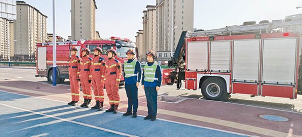 銀川市消防救援支隊重型地震隊集結趕赴震央附近進行排查。