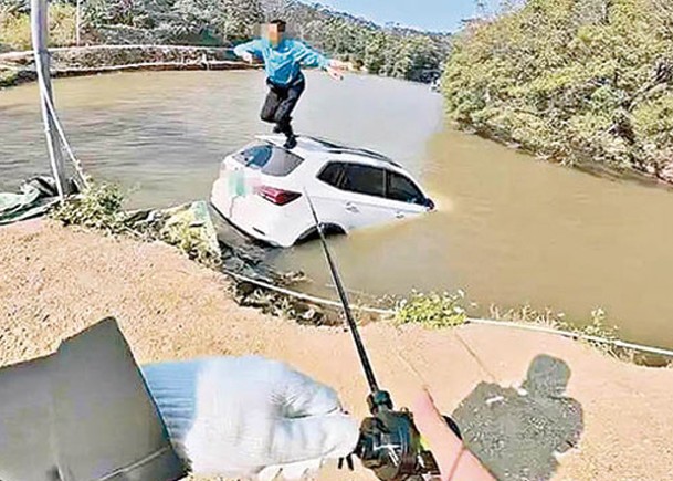 車輛墮湖  獲釣友「釣回」岸上